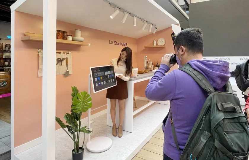 LG전자 모델이 LG 스탠바이미의 다양한 활용 사례를 소개하고 있다.