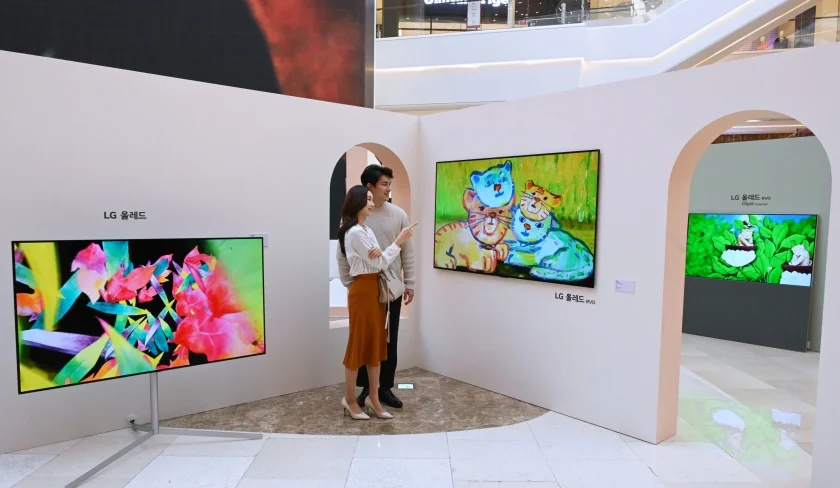 LG전자가 자발광(自發光) 올레드 TV의 강점을 앞세워 22일부터 내달 9일까지 경기도 하남시에 위치한 스타필드 하남에서 열리는 NFT(대체불가토큰, Non-Fungible Token) 디지털 예술 작품 전시에 참여한다. 모델들이 LG 올레드 TV로 원화를 NFT화 한 디지털 예술 작품을 감상하고 있다.