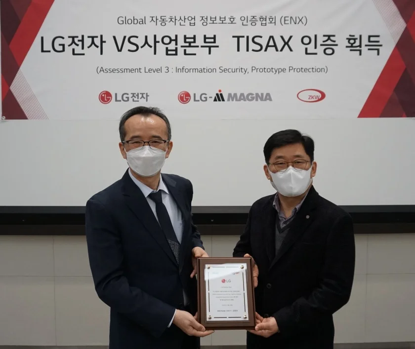 LG전자가 글로벌 정보보안 인증인 ‘TISAX’를 전장사업 3가지 주요 부문에서 모두 획득하며 자동차 부품사업 경쟁력을 강화한다. 사진은 지난 11일 서울시 강서구 소재 LG사이언스파크에서 LG전자 류태영 담당(사진 오른쪽), TISAX 평가기관 DQS코리아 김형대 대표가 참석한 가운데 인증 수여식을 진행하는 장면.
