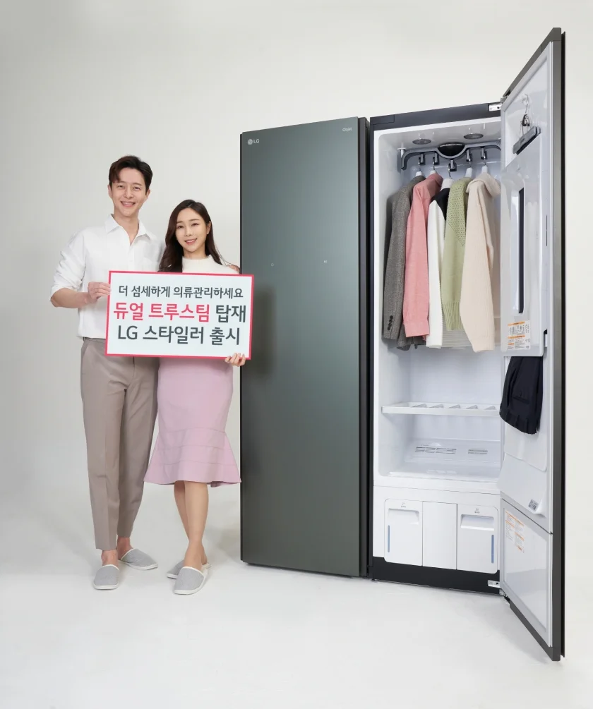 LG전자가 특허 받은 트루스팀 기술을 한 단계 더 업그레이드한 '듀얼 트루스팀'을 갖춘 차세대 스타일러를 24일 출시했다. 신제품은 스팀을 만드는 히터를 1개에서 2개로 늘려 옷의 재질에 따라 스팀을 더 미세하게 조절할 수 있고, 의류관리에 드는 시간도 단축했다.