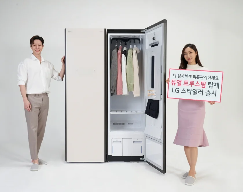 LG전자가 특허 받은 트루스팀 기술을 한 단계 더 업그레이드한 '듀얼 트루스팀'을 갖춘 차세대 스타일러를 24일 출시했다. 신제품은 스팀을 만드는 히터를 1개에서 2개로 늘려 옷의 재질에 따라 스팀을 더 미세하게 조절할 수 있고, 의류관리에 드는 시간도 단축했다.