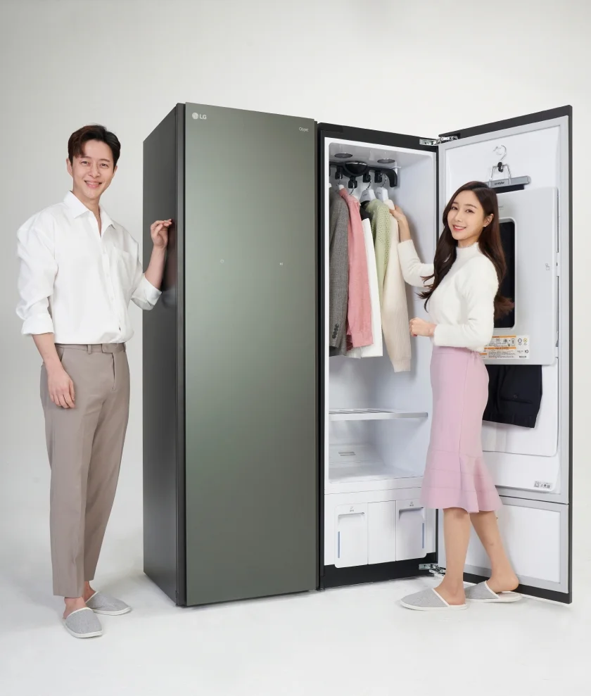 LG전자가 특허 받은 트루스팀 기술을 한 단계 더 업그레이드한 '듀얼 트루스팀'을 갖춘 차세대 스타일러를 24일 출시했다. 신제품은 스팀을 만드는 히터를 1개에서 2개로 늘려 옷의 재질에 따라 스팀을 더 미세하게 조절할 수 있고, 의류관리에 드는 시간도 단축했다.