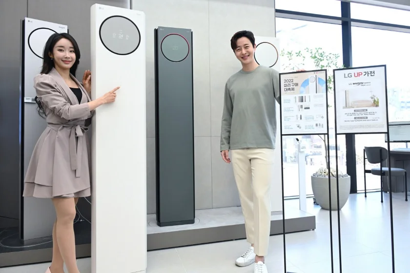 모델들이 LG베스트샵 서초본점에서 LG 씽큐(ThinQ) 앱의 UP가전 센터를 통해 에어컨 전면 디스플레이에 실외 날씨정보 알림을 확인하는 업그레이드를 진행하며 차별화된 고객경험을 체험하고 있다.
