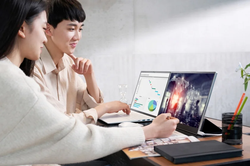 LG전자가 LG 그램 노트북 가운데 처음으로 고성능 외장 그래픽카드와 인텔 12세대 프로세서를 탑재한 신제품을 출시한다. LG 그램 신제품은 16:10 화면비의 고해상도 IPS 디스플레이에 빛 반사를 방지하는 안티글레어를 적용했다. 모델이 LG 그램 신제품을 소개하고 있다. LG전자가 LG 그램 노트북 가운데 처음으로 고성능 외장 그래픽카드와 인텔 12세대 프로세서를 탑재한 신제품을 출시한다. LG 그램 신제품은 16:10 화면비의 고해상도 IPS 디스플레이에 빛 반사를 방지하는 안티글레어를 적용했다. 모델이 LG 그램 신제품을 소개하고 있다.