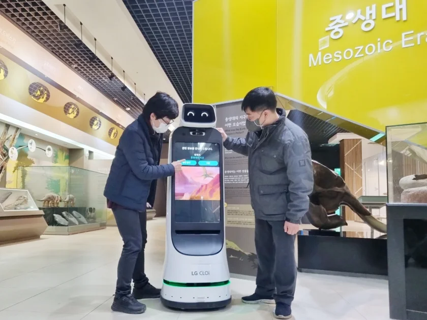 LG전자 안내로봇인 LG 클로이 가이드봇(LG CLOi GuideBot)이 태백고생대자연사박물관에서 관람객에게 주요 전시품을 해설하는 도슨트 역할은 물론, 편의시설과 주변 관광지도 안내한다. LG 클로이 가이드봇이 박물관을 찾은 관람객들에게 전시 작품을 안내하며, 탑재된 화면을 통해 관련 영상과 사진도 함께 보여주고 있다. LG전자 안내로봇인 LG 클로이 가이드봇(LG CLOi GuideBot)이 태백고생대자연사박물관에서 관람객에게 주요 전시품을 해설하는 도슨트 역할은 물론, 편의시설과 주변 관광지도 안내한다. LG 클로이 가이드봇이 박물관을 찾은 관람객들에게 전시 작품을 안내하며, 탑재된 화면을 통해 관련 영상과 사진도 함께 보여주고 있다.