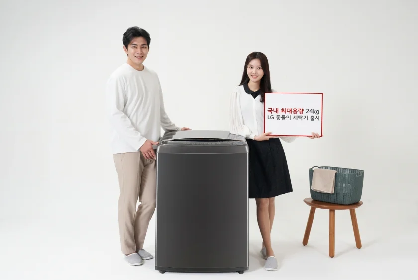 LG전자가 11일 부피가 크거나 많은 양의 빨래도 한 번에 세탁할 수 있는 국내 최대 24kg 용량 통돌이 세탁기를 출시한다. 모델들이 'LG 통돌이 세탁기' 신제품(모델명: TS24BVD)을 소개하고 있다. LG전자가 11일 부피가 크거나 많은 양의 빨래도 한 번에 세탁할 수 있는 국내 최대 24kg 용량 통돌이 세탁기를 출시한다. 모델들이 'LG 통돌이 세탁기' 신제품(모델명: TS24BVD)을 소개하고 있다.