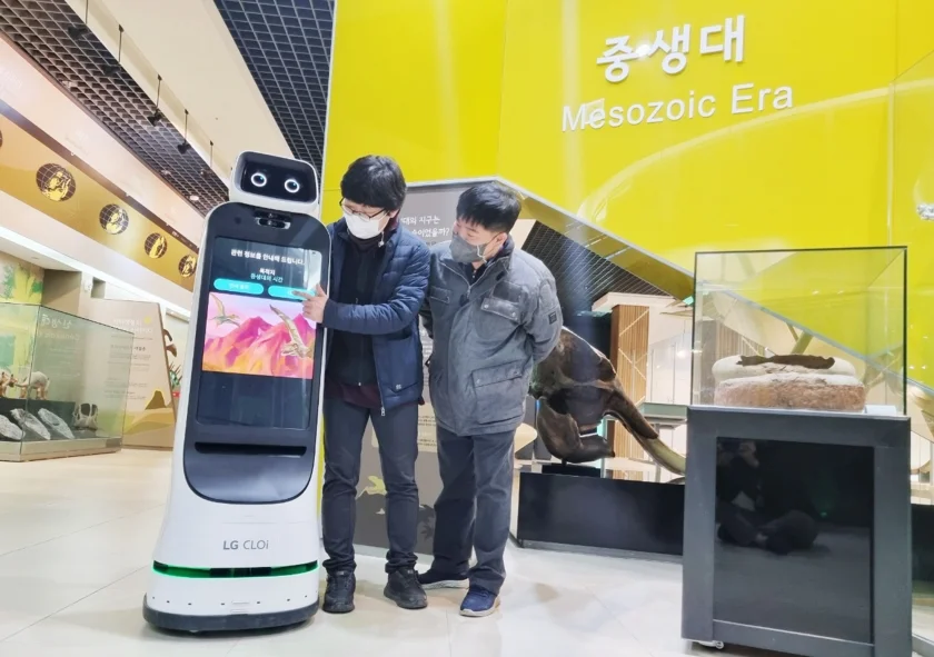 LG전자 안내로봇인 LG 클로이 가이드봇(LG CLOi GuideBot)이 태백고생대자연사박물관에서 관람객에게 주요 전시품을 해설하는 도슨트 역할은 물론, 편의시설과 주변 관광지도 안내한다. LG 클로이 가이드봇이 박물관을 찾은 관람객들에게 전시 작품을 안내하며, 탑재된 화면을 통해 관련 영상과 사진도 함께 보여주고 있다. LG전자 안내로봇인 LG 클로이 가이드봇(LG CLOi GuideBot)이 태백고생대자연사박물관에서 관람객에게 주요 전시품을 해설하는 도슨트 역할은 물론, 편의시설과 주변 관광지도 안내한다. LG 클로이 가이드봇이 박물관을 찾은 관람객들에게 전시 작품을 안내하며, 탑재된 화면을 통해 관련 영상과 사진도 함께 보여주고 있다.