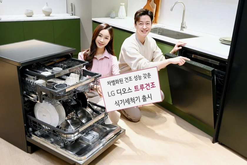LG전자가 뛰어난 세척력, 위생, 편리함은 그대로 계승하면서 건조 성능을 대폭 강화한 '트루건조'를 갖춘 차세대 디오스 식기세척기를 18일 출시한다. 신제품은 ▲수냉식 응축 건조 ▲자동 문 열림 건조 ▲외부 공기를 이용한 열풍 건조 등으로 최고 수준의 건조 성능을 발휘한다.