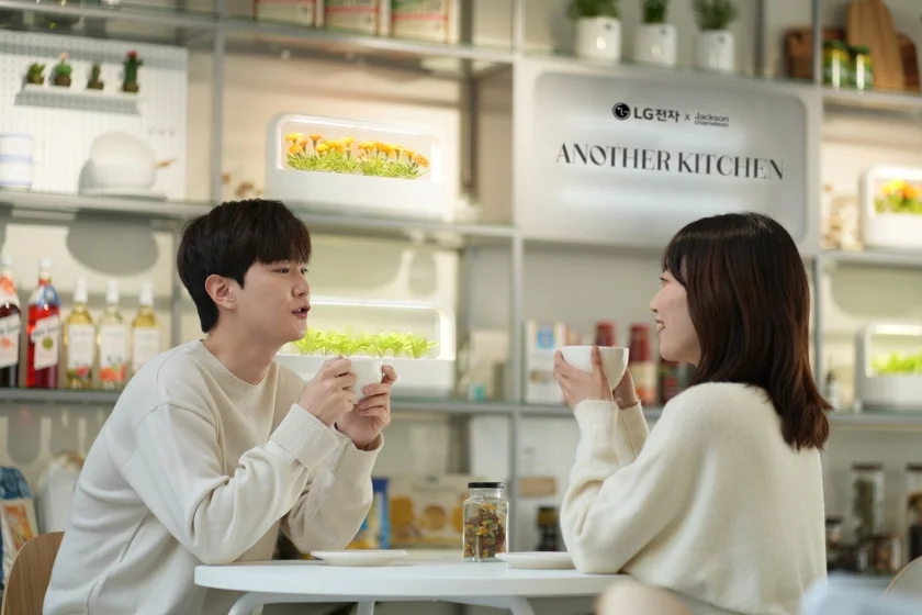  LG전자가 26일 서울 성동구 성수동에 주방가전 체험 공간인 ‘어?나도!키친(Another Kitchen)’을 열었다. 방문객이 LG 틔운에서 키운 메리골드로 만든 꽃차를 즐기고 있다.