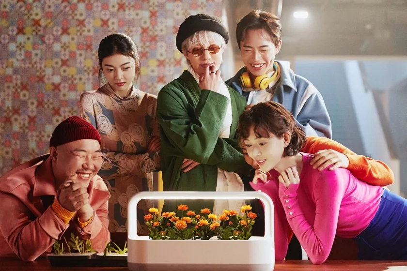 LG전자가 테이블 위에서도 손쉽게 반려(伴侶)식물을 키울 수 있는 식물생활가전 신제품 ‘LG 틔운 미니(LG tiiun mini)’를 3일 출시했다. LG전자가 가수 자이언티와 함께 촬영한 광고 스틸컷