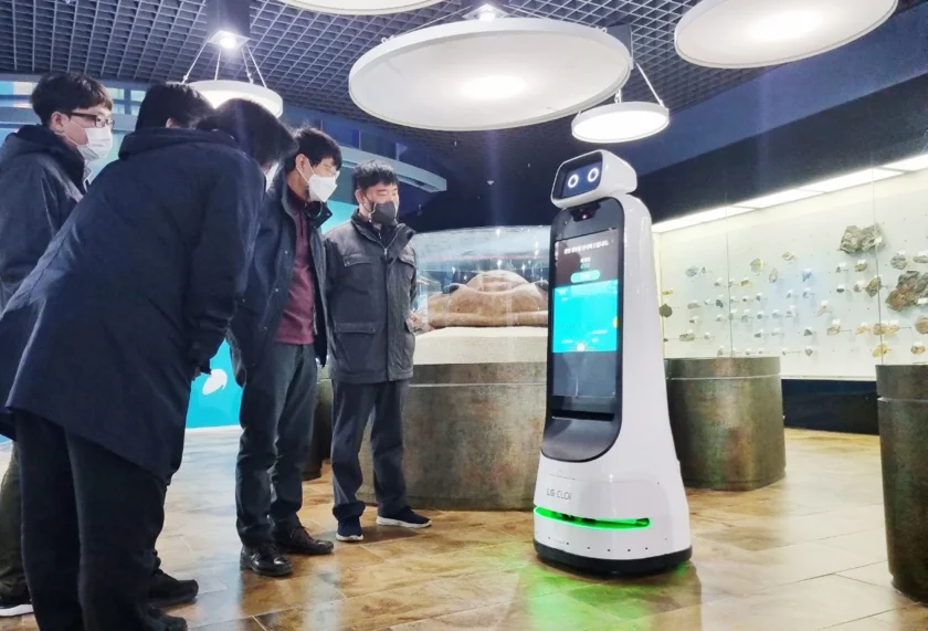 LG전자 안내로봇인 LG 클로이 가이드봇(LG CLOi GuideBot)이 태백고생대자연사박물관에서 관람객에게 주요 전시품을 해설하는 도슨트 역할은 물론, 편의시설과 주변 관광지도 안내한다. LG 클로이 가이드봇이 박물관을 찾은 관람객들에게 전시 작품을 안내하며, 탑재된 화면을 통해 관련 영상과 사진도 함께 보여주고 있다. LG전자 안내로봇인 LG 클로이 가이드봇(LG CLOi GuideBot)이 태백고생대자연사박물관에서 관람객에게 주요 전시품을 해설하는 도슨트 역할은 물론, 편의시설과 주변 관광지도 안내한다. LG 클로이 가이드봇이 박물관을 찾은 관람객들에게 전시 작품을 안내하며, 탑재된 화면을 통해 관련 영상과 사진도 함께 보여주고 있다.