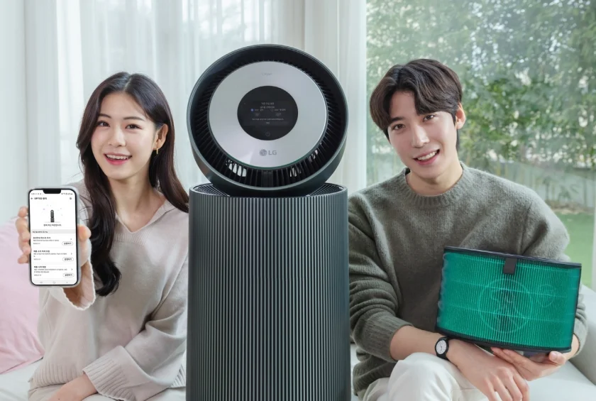 모델들이 펫 전용 필터로 교체하면 펫모드 등 새로운 특화 기능을 사용할 수 있는 LG 퓨리케어 360˚ 공기청정기 알파 신제품을 소개하고 있다. 모델들이 펫 전용 필터로 교체하면 펫모드 등 새로운 특화 기능을 사용할 수 있는 LG 퓨리케어 360˚ 공기청정기 알파 신제품을 소개하고 있다.