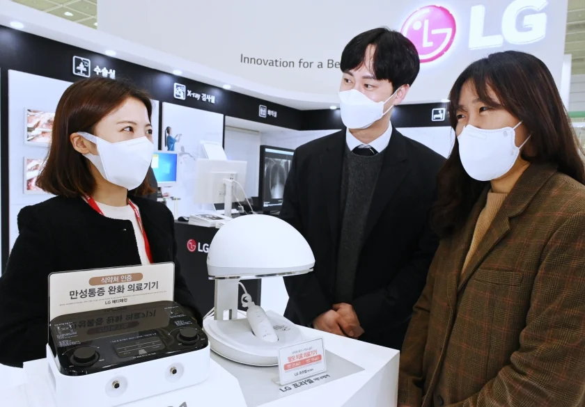 서울 삼성동 코엑스에서 열리는 국제의료기기 및 병원설비 전시회인 KIMES 2022에 참가해 영상진단 장비 및 차별화된 의료기기들을 선보인다. 전시장을 찾은 관람객들이 안드로겐성 탈모치료 의료기기인 LG 프라엘 메디헤어와 만성 통증 완화 의료기기인 LG 메디페인를 살펴보고 있다.