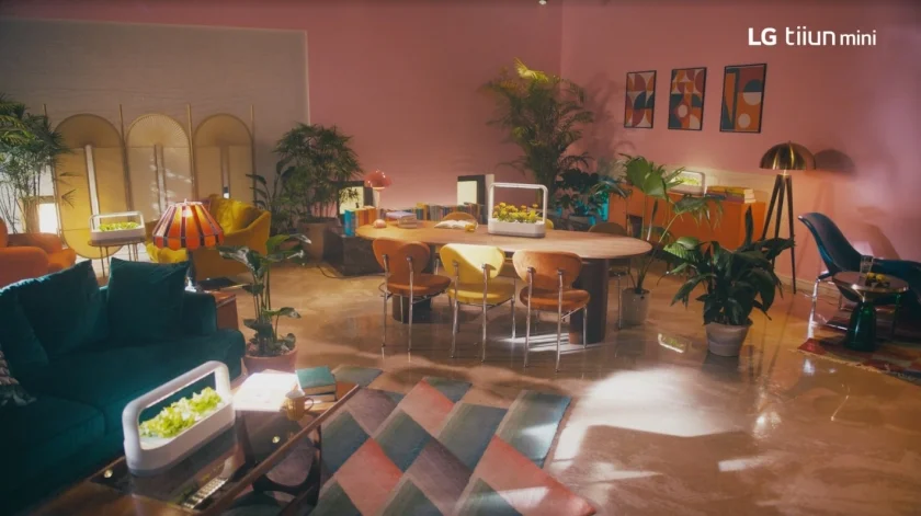LG전자가 지난 3일 사전 판매에 들어간 식물생활가전 신제품 ‘LG 틔운 미니’가 조기 완판을 기록했다. 사진은 LG 틔운 미니 광고영상 속 장면.