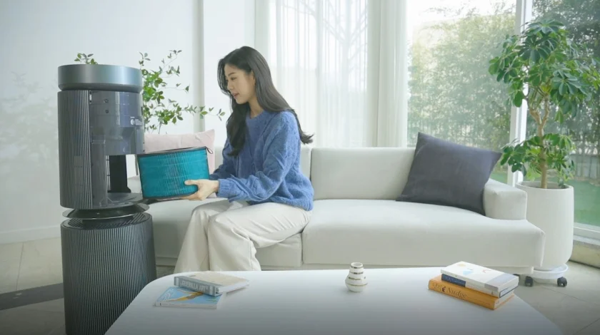모델이 LG 퓨리케어 360˚ 공기청정기 알파 신제품의 필터를 펫 전용으로 교체하고 있다. 모델이 LG 퓨리케어 360˚ 공기청정기 알파 신제품의 필터를 펫 전용으로 교체하고 있다.