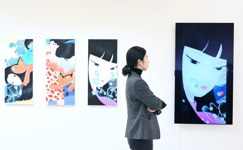 LG전자가 서울옥션블루와 협업해 NFT 콘텐츠 사업을 공동 추진한다. 향후 서울옥션블루가 진행하는 NFT 경매와 전시에 참여하는 고객은 LG 올레드 TV의 섬세한 화질로 작품을 만나볼 수 있다. 모델이 서울 용산구 보광동에 위치한 가나아트 보광에서 LG 올레드 TV로 NFT 예술 작품을 감상하고 있다.
