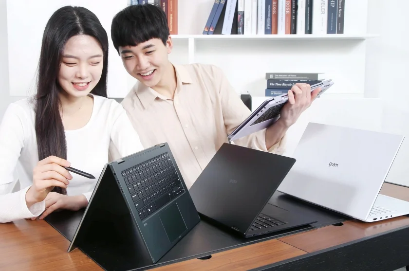 LG전자가 LG 그램 노트북 가운데 처음으로 고성능 외장 그래픽카드와 인텔 12세대 프로세서를 탑재한 신제품을 출시한다. LG 그램 신제품은 16:10 화면비의 고해상도 IPS 디스플레이에 빛 반사를 방지하는 안티글레어를 적용했다. 모델이 LG 그램 신제품을 소개하고 있다. LG전자가 LG 그램 노트북 가운데 처음으로 고성능 외장 그래픽카드와 인텔 12세대 프로세서를 탑재한 신제품을 출시한다. LG 그램 신제품은 16:10 화면비의 고해상도 IPS 디스플레이에 빛 반사를 방지하는 안티글레어를 적용했다. 모델이 LG 그램 신제품을 소개하고 있다.