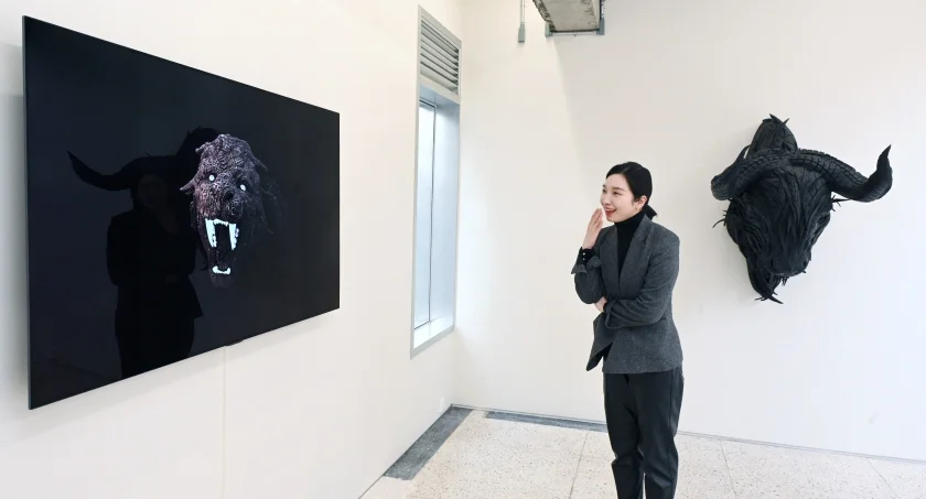 LG전자가 서울옥션블루와 협업해 NFT 콘텐츠 사업을 공동 추진한다. 향후 서울옥션블루가 진행하는 NFT 경매와 전시에 참여하는 고객은 LG 올레드 TV의 섬세한 화질로 작품을 만나볼 수 있다. 모델이 서울 용산구 보광동에 위치한 가나아트 보광에서 LG 올레드 TV로 NFT 예술 작품을 감상하고 있다.