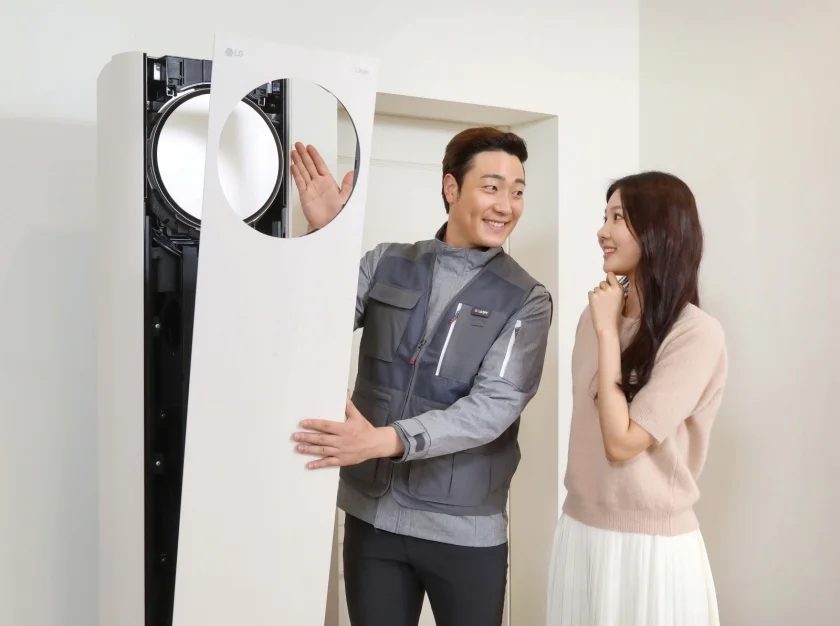 LG전자가 프리미엄 가전을 렌탈로 이용하기를 원하는 고객들을 위해 21일 휘센 에어컨 렌탈 상품을 출시했다. 휘센 에어컨 렌탈 서비스 담당자(왼쪽)가 고객에게 렌탈 시 제공하는 제품 관리 서비스를 설명하고 있다.