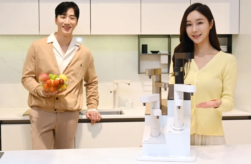 LG전자가 고온살균으로 위생을 더욱 강화하고 전문가가 엄선한 컬러로 미적 가치를 더한 LG 퓨리케어 듀얼 정수기 오브제컬렉션을 최근 출시했다. 모델이 LG 퓨리케어 듀얼 정수기 오브제컬렉션을 소개하고 있다.