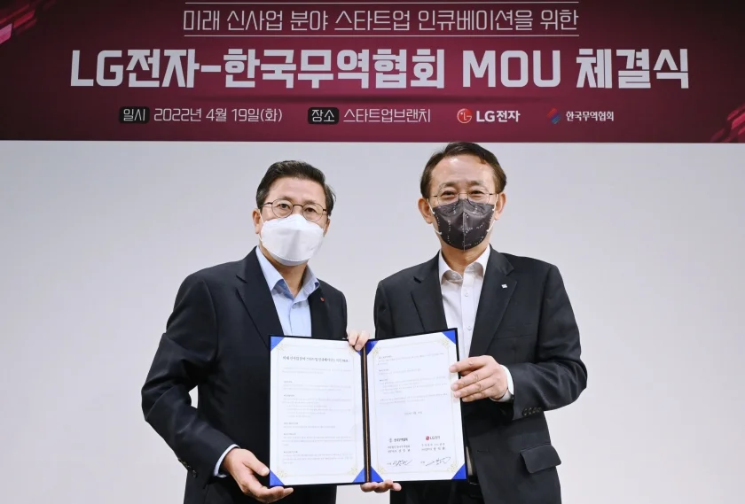 LG전자가 B2B 사업의 미래 성장동력 발굴 및 육성을 위해 한국무역협회와 스타트업 인큐베이션을 위한 업무협약을 체결했다. 19일 오전 강남구 코엑스에서 열린 MOU 체결식에서 (왼쪽부터) LG전자 장익환 BS사업본부장, 한국무역협회 신승관 전무가 기념촬영을 하고 있다.