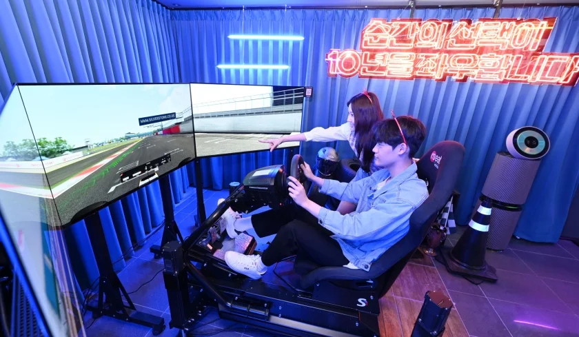 LG전자가 4월 6일부터 6월 5일까지 부산 광안리에 올레드 TV로 게임을 즐길 수 있는 ‘금성오락실’을 오픈한다. 올레드 게이밍 존에서는 추억의 오락실 게임과 PC 온라인 게임부터 최신 콘솔 게임까지 10여 대의 LG 올레드 TV로 자유롭게 이용 가능하다. 모델들이 올레드 TV로 게임을 즐기고 있다.