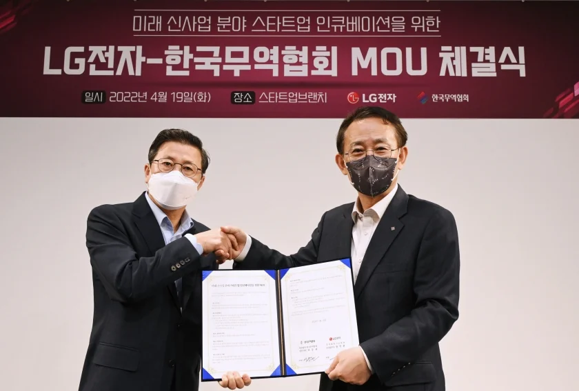 LG전자가 B2B 사업의 미래 성장동력 발굴 및 육성을 위해 한국무역협회와 스타트업 인큐베이션을 위한 업무협약을 체결했다. 19일 오전 강남구 코엑스에서 열린 MOU 체결식에서 (왼쪽부터) LG전자 장익환 BS사업본부장, 한국무역협회 신승관 전무가 기념촬영을 하고 있다.