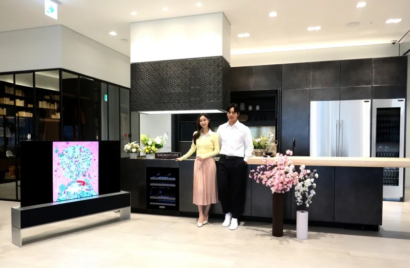 LG전자가 超(초)프리미엄 빌트인 가전 브랜드 ‘시그니처 키친 스위트(SIGNATURE KITCHEN SUITE)’ 청담 쇼룸에서 봄맞이 특별 전시회를 연다. 모델들이 LG 시그니처 올레드 R(왼쪽 첫 번째)에서 보여주는 NFT 기반 이왈종 작가의 미술 작품 ‘제주생활의 중도’와 컬럼형 와인셀러, 전기레인지, 광파오븐, 컬럼형 냉장고·냉동고 등 시그니처 키친 스위트 제품이 전시된 청담 쇼룸 3층 리빙관을 소개하고 있다.