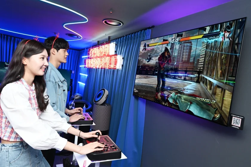 LG전자가 4월 6일부터 6월 5일까지 부산 광안리에 올레드 TV로 게임을 즐길 수 있는 ‘금성오락실’을 오픈한다. 올레드 게이밍 존에서는 추억의 오락실 게임과 PC 온라인 게임부터 최신 콘솔 게임까지 10여 대의 LG 올레드 TV로 자유롭게 이용 가능하다. 모델들이 올레드 TV로 게임을 즐기고 있다.