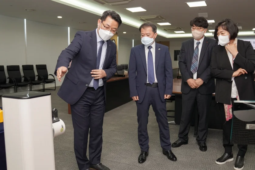 LG전자는 28일 한국환경산업기술원, 자원순환사회연대와 함께 경남 창원 LG전자 R&D센터에서 ‘청소기 폐배터리 수거 및 재활용 공동 캠페인’ 업무협약(MOU)을 맺었다. LG전자 청소기사업담당 하건호 상무(사진 왼쪽 첫번째)가 프리미엄 무선청소기 LG 코드제로 A9S와 폐배터리를 소개하고 있다. LG전자는 28일 한국환경산업기술원, 자원순환사회연대와 함께 경남 창원 LG전자 R&D센터에서 ‘청소기 폐배터리 수거 및 재활용 공동 캠페인’ 업무협약(MOU)을 맺었다. LG전자 청소기사업담당 하건호 상무(사진 왼쪽 첫번째)가 프리미엄 무선청소기 LG 코드제로 A9S와 폐배터리를 소개하고 있다.