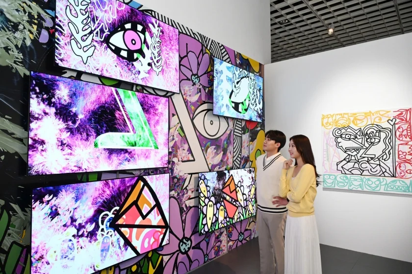 LG전자가 자발광(自發光, Self-Lit) 올레드 TV를 앞세워 내달 8일까지 여의도 더현대 서울 6층 알트원(ALT.1)에서 열리는 아이엠그라운드(I AM GROUND) 전시에 참여한다. 관람객들이 LG 올레드 TV로 작가의 작품과 인터뷰 영상 등을 감상하고 있다. LG전자가 자발광(自發光, Self-Lit) 올레드 TV를 앞세워 내달 8일까지 여의도 더현대 서울 6층 알트원(ALT.1)에서 열리는 아이엠그라운드(I AM GROUND) 전시에 참여한다. 관람객들이 LG 올레드 TV로 작가의 작품과 인터뷰 영상 등을 감상하고 있다.
