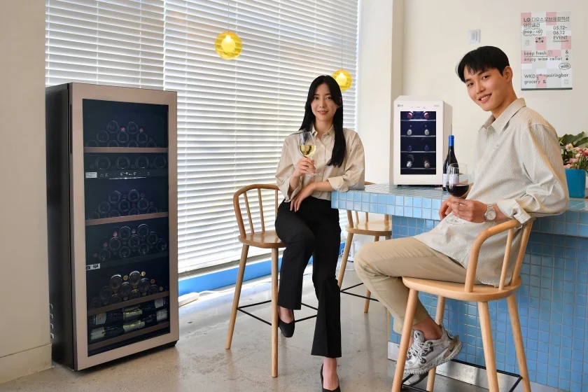 LG전자가 차별화된 고객경험을 제공하고 다양한 컬러를 갖춘 ‘LG 디오스 오브제컬렉션 와인셀러’ 5종을 선보인다. 모델들이 서울시 성수동에 위치한 팝업스토어 '위키드와이프'에서 신제품을 체험하고 있다. 왼쪽부터 121병, 8병 용량의 LG 디오스 오브제컬렉션 와인셀러. LG전자가 차별화된 고객경험을 제공하고 다양한 컬러를 갖춘 ‘LG 디오스 오브제컬렉션 와인셀러’ 5종을 선보인다. 모델들이 서울시 성수동에 위치한 팝업스토어 '위키드와이프'에서 신제품을 체험하고 있다. 왼쪽부터 121병, 8병 용량의 LG 디오스 오브제컬렉션 와인셀러.