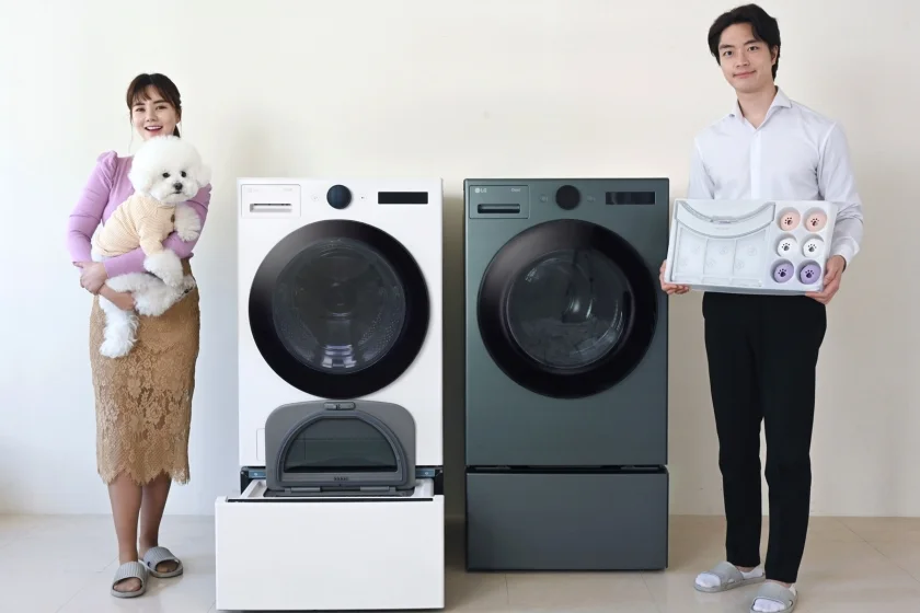 LG전자가 반려동물을 키우는 고객이 UP가전만의 차별화된 고객경험을 누릴 수 있도록 트롬 세탁기, 건조기, 미니워시, 워시타워 등 세탁건조가전에 ‘펫케어 코스’를 업그레이드한다. 모델이 '펫케어 코스'를 소개하고 있다.