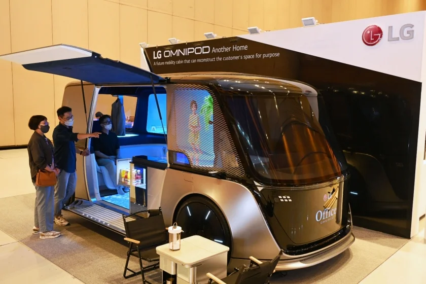 LG전자가 16일부터 20일까지 서울 코엑스에서 열리는 'IEEE ICC 2022'에 참가해 커넥티드카, 6G, 인공지능 등 다양한 신사업 분야의 혁신 기술을 선보인다. LG전자 부스에서 차량을 집의 새로운 확장 공간으로 해석해 만든 미래 모빌리티의 콘셉트 모델 LG 옴니팟을 전시하고 있다. LG전자가 16일부터 20일까지 서울 코엑스에서 열리는 'IEEE ICC 2022'에 참가해 커넥티드카, 6G, 인공지능 등 다양한 신사업 분야의 혁신 기술을 선보인다. LG전자 부스에서 차량을 집의 새로운 확장 공간으로 해석해 만든 미래 모빌리티의 콘셉트 모델 LG 옴니팟을 전시하고 있다.