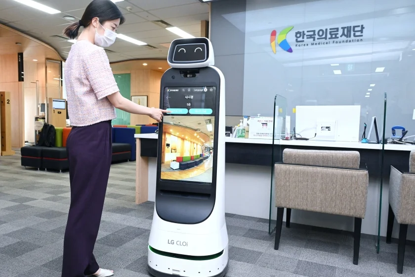 LG전자가 LG 클로이(LG CLOi) 로봇을 다양한 의료기관에 잇따라 공급하며 고객에게 차세대 의료 서비스의 일환인 로봇 의료 서비스의 새로운 경험과 가치를 제공한다. 한국의료재단 종합검진센터 직원이 LG 클로이 가이드봇을 활용해 건강검진 안내를 받는 모습을 시연하고 있다. LG전자가 LG 클로이(LG CLOi) 로봇을 다양한 의료기관에 잇따라 공급하며 고객에게 차세대 의료 서비스의 일환인 로봇 의료 서비스의 새로운 경험과 가치를 제공한다. 한국의료재단 종합검진센터 직원이 LG 클로이 가이드봇을 활용해 건강검진 안내를 받는 모습을 시연하고 있다.