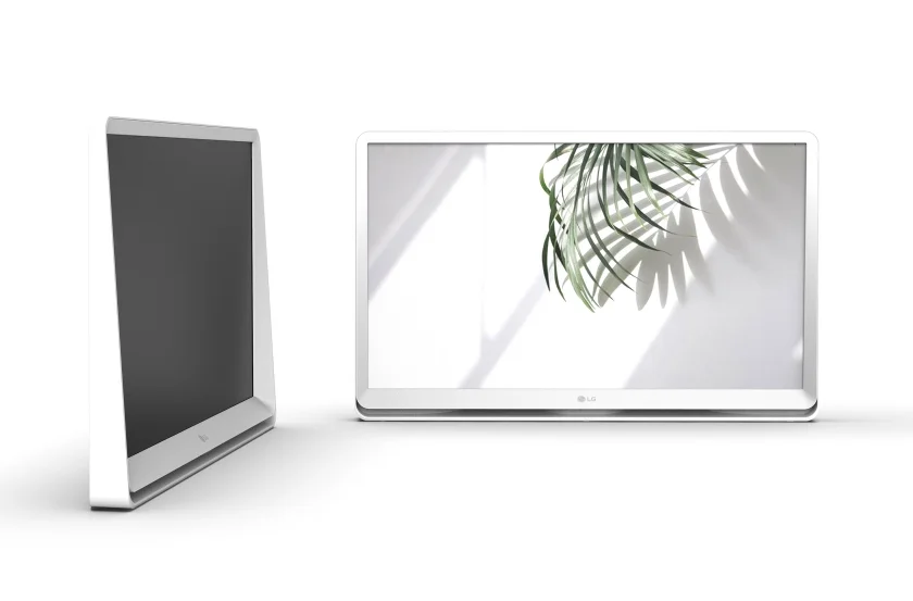 LG전자가 설치와 이동이 편리해 어디서나 콘텐츠를 즐길 수 있는 LG 룸앤TV 신제품 예약판매를 24일 실시한다. LG전자 모델들이 서울시 강남구에 위치한 캠핑 카페 글락(GLAC)에서 LG 룸앤TV 신제품으로 콘텐츠를 감상하고 있다.
