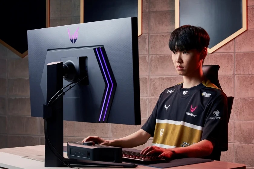 LG전자가 고객에게 몰입감 넘치는 게이밍 경험을 제공하기 위해 최적의 성능과 화질 기술을 적용한 LG 울트라기어 게이밍 모니터 신제품 3종을 출시했다. 글로벌 e스포츠 기업 젠지 이스포츠 소속 프로게이머가 LG 울트라기어 게이밍 모니터(모델명: 32GQ950)를 체험하고 있다. LG전자가 고객에게 몰입감 넘치는 게이밍 경험을 제공하기 위해 최적의 성능과 화질 기술을 적용한 LG 울트라기어 게이밍 모니터 신제품 3종을 출시했다. 글로벌 e스포츠 기업 젠지 이스포츠 소속 프로게이머가 LG 울트라기어 게이밍 모니터(모델명: 32GQ950)를 체험하고 있다.