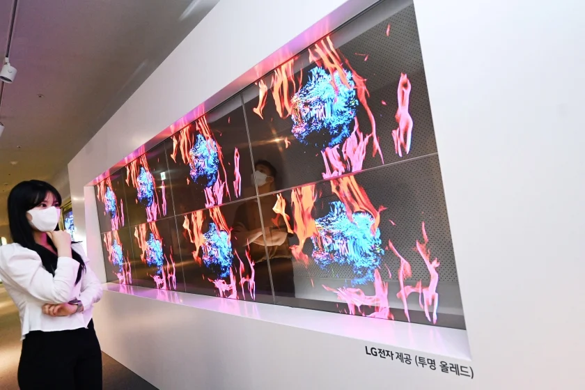 LG전자가 서울 을지로에 위치한 복합문화공간 동대문디자인플라자(DDP)에 투명 올레드 사이니지로 가로 4.9미터, 세로 1.6미터 규모 상설 미디어아트 전시 플랫폼을 조성했다. LG전자 모델이 DDP에 설치된 투명 올레드 사이니지를 통해 국내 미디어 아티스트 장서원 작가의 작품을 감상하고 있다.
