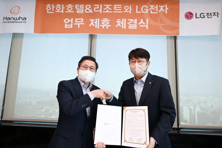 LG전자가 3일 서울 여의도 한화생명빌딩에서 한화호텔앤드리조트와 호텔 서비스 분야 디지털 전환 고도화를 위한 기술 교류 및 LG전자 로봇 솔루션 적용을 위한 업무협약(MOU)을 체결했다. 왼쪽부터 LG전자 장익환 BS사업본부장, 한화호텔앤드리조트 김형조 대표이사.