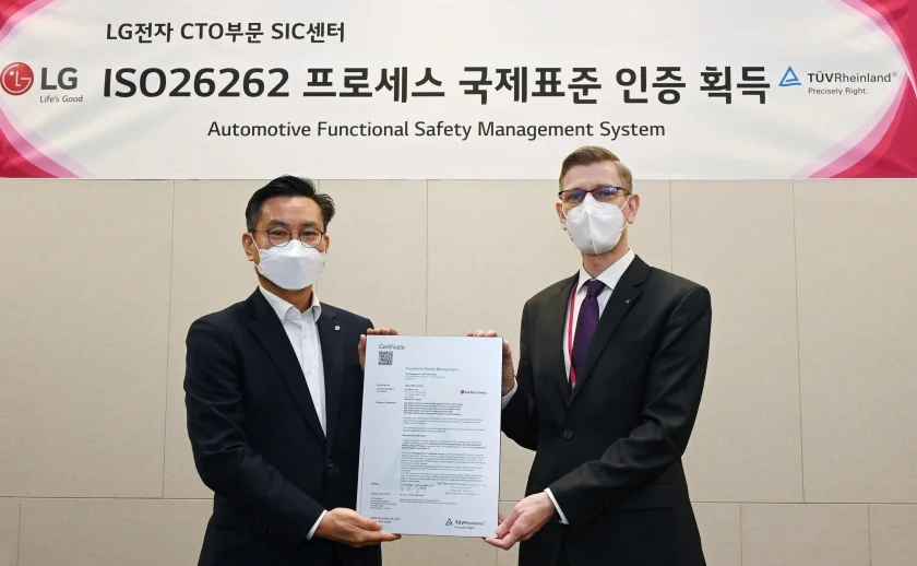 LG전자가 최근 독일 시험ㆍ인증 전문기관 TUV 라인란드(TÜV Rheinland)로부터 차량용 반도체 개발 프로세스에 대한 ‘ISO 26262’ 인증을 받았다. LG전자 SIC센터장 김진경 상무(왼쪽)가 TUV 라인란드 코리아 프랭크 주트너(Frank Juettner) 대표와 함께 기념촬영을 하고 있다.