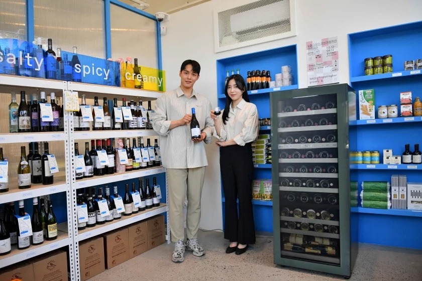 LG전자가 차별화된 고객경험을 제공하고 다양한 컬러를 갖춘 ‘LG 디오스 오브제컬렉션 와인셀러’ 5종을 선보인다. 모델들이 서울시 성수동에 위치한 팝업스토어 '위키드와이프'에서 81병 용량의 LG 디오스 오브제컬렉션 와인셀러를 체험하고 있다. LG전자가 차별화된 고객경험을 제공하고 다양한 컬러를 갖춘 ‘LG 디오스 오브제컬렉션 와인셀러’ 5종을 선보인다. 모델들이 서울시 성수동에 위치한 팝업스토어 '위키드와이프'에서 81병 용량의 LG 디오스 오브제컬렉션 와인셀러를 체험하고 있다.