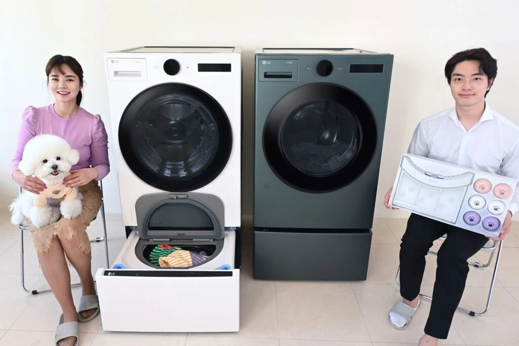LG전자가 반려동물을 키우는 고객이 UP가전만의 차별화된 고객경험을 누릴 수 있도록 트롬 세탁기, 건조기, 미니워시, 워시타워 등 세탁건조가전에 ‘펫케어 코스’를 업그레이드한다. 모델이 LG 씽큐(LG ThinQ) 앱의 ‘UP가전 센터’를 통해 업그레이드 할 수 있는 '펫케어 코스'를 소개하고 있다.