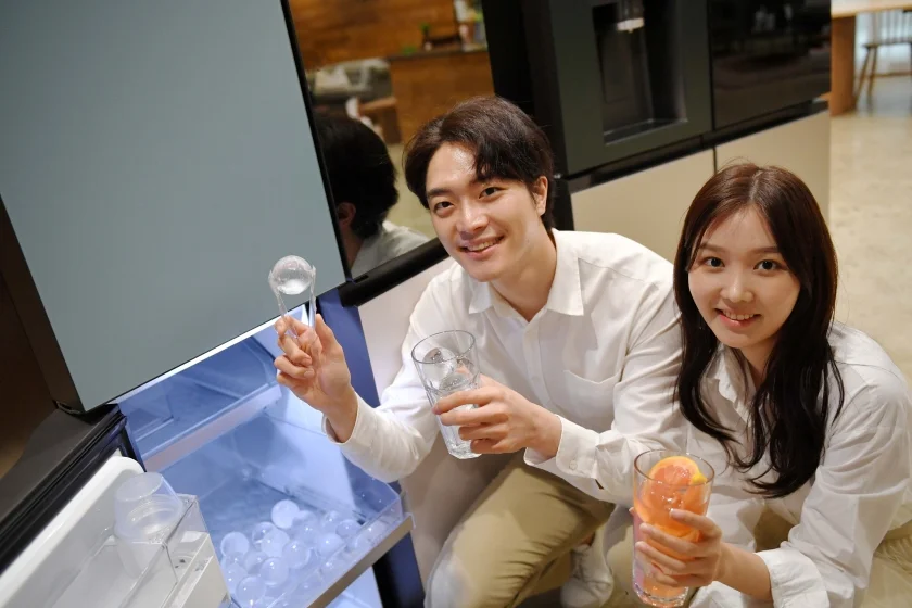 LG전자가 차별화된 고객 경험을 제공하는 원형(圓形) 얼음 ‘크래프트 아이스(Craft Ice)’ 기능을 갖춘 「LG 디오스 오브제컬렉션 냉장고」라인업을 강화한다. 모델들이 집에서도 호텔 라운지나 카페처럼 칵테일, 아이스커피 등의 음료를 제대로 즐길 수 있는 크래프트 아이스를 소개하고 있다. LG전자가 차별화된 고객 경험을 제공하는 원형(圓形) 얼음 ‘크래프트 아이스(Craft Ice)’ 기능을 갖춘 「LG 디오스 오브제컬렉션 냉장고」라인업을 강화한다. 모델들이 집에서도 호텔 라운지나 카페처럼 칵테일, 아이스커피 등의 음료를 제대로 즐길 수 있는 크래프트 아이스를 소개하고 있다.