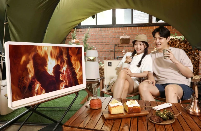 LG전자가 설치와 이동이 편리해 어디서나 콘텐츠를 즐길 수 있는 LG 룸앤TV 신제품 예약판매를 24일 실시한다. LG전자 모델들이 서울시 강남구에 위치한 캠핑 카페 글락(GLAC)에서 LG 룸앤TV 신제품으로 콘텐츠를 감상하고 있다.