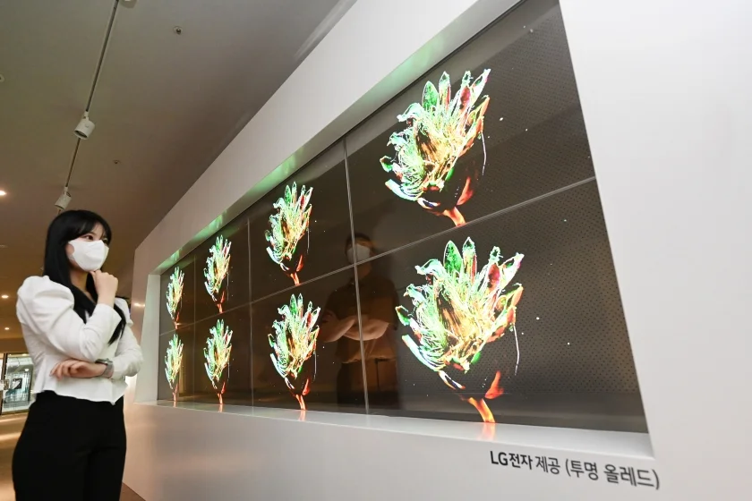 LG전자가 서울 을지로에 위치한 복합문화공간 동대문디자인플라자(DDP)에 투명 올레드 사이니지로 가로 4.9미터, 세로 1.6미터 규모 상설 미디어아트 전시 플랫폼을 조성했다. LG전자 모델이 DDP에 설치된 투명 올레드 사이니지를 통해 국내 미디어 아티스트 장서원 작가의 작품을 감상하고 있다.