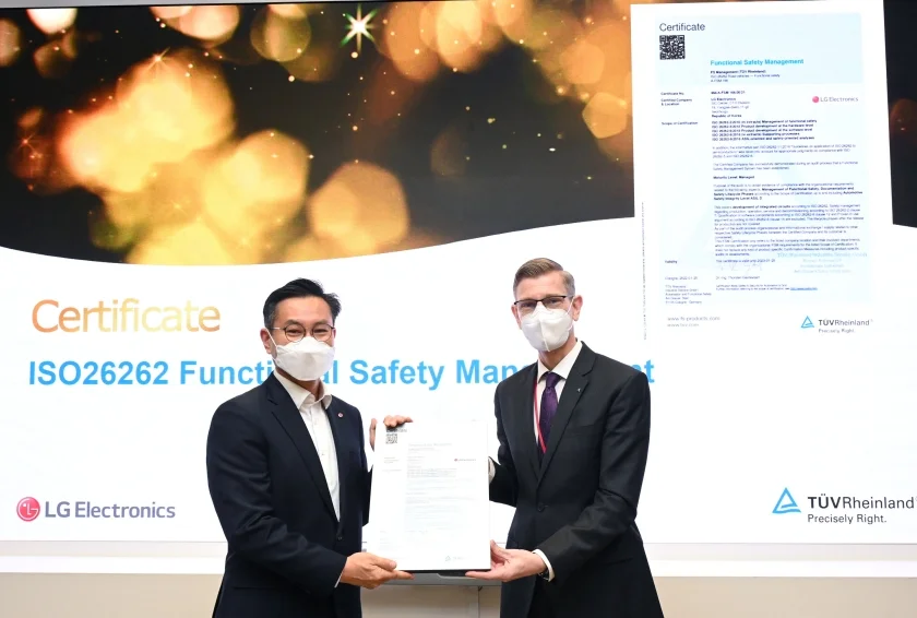 LG전자가 최근 독일 시험ㆍ인증 전문기관 TUV 라인란드(TÜV Rheinland)로부터 차량용 반도체 개발 프로세스에 대한 ‘ISO 26262’ 인증을 받았다. LG전자 SIC센터장 김진경 상무(왼쪽)가 TUV 라인란드 코리아 프랭크 주트너(Frank Juettner) 대표와 함께 기념촬영을 하고 있다.