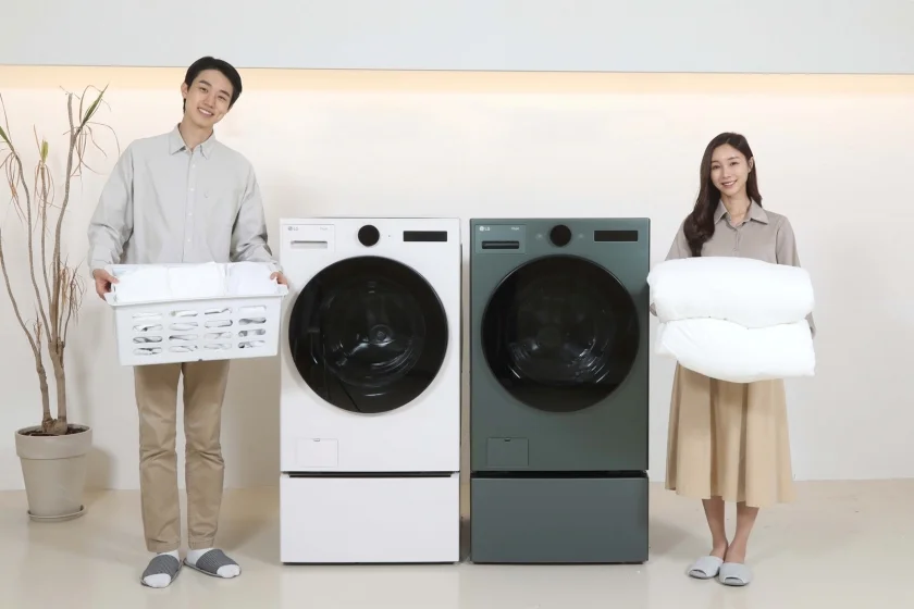 LG전자가 부피가 큰 이불, 많은 양의 빨래 등을 한 번에 세탁할 수 있는 국내 가정용 세탁기 최대인 25킬로그램(kg) 용량 LG 트롬 세탁기 신제품을 이달 둘째 주부터 순차적으로 선보인다. 모델이 25kg 용량 LG 트롬 세탁기 신제품을 소개하고 있다.   