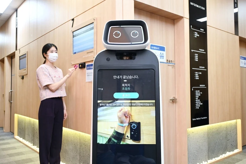 LG전자가 LG 클로이(LG CLOi) 로봇을 다양한 의료기관에 잇따라 공급하며 고객에게 차세대 의료 서비스의 일환인 로봇 의료 서비스의 새로운 경험과 가치를 제공한다. 한국의료재단 종합검진센터 직원이 LG 클로이 가이드봇을 활용해 건강검진 안내를 받는 모습을 시연하고 있다. LG전자가 LG 클로이(LG CLOi) 로봇을 다양한 의료기관에 잇따라 공급하며 고객에게 차세대 의료 서비스의 일환인 로봇 의료 서비스의 새로운 경험과 가치를 제공한다. 한국의료재단 종합검진센터 직원이 LG 클로이 가이드봇을 활용해 건강검진 안내를 받는 모습을 시연하고 있다.