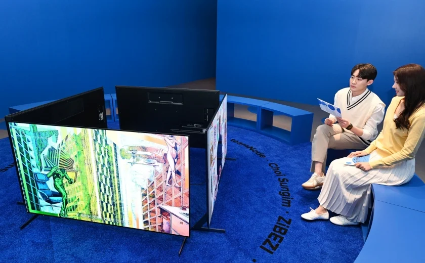 LG전자가 자발광(自發光, Self-Lit) 올레드 TV를 앞세워 내달 8일까지 여의도 더현대 서울 6층 알트원(ALT.1)에서 열리는 아이엠그라운드(I AM GROUND) 전시에 참여한다. 관람객들이 LG 올레드 TV로 작가의 작품과 인터뷰 영상 등을 감상하고 있다. LG전자가 자발광(自發光, Self-Lit) 올레드 TV를 앞세워 내달 8일까지 여의도 더현대 서울 6층 알트원(ALT.1)에서 열리는 아이엠그라운드(I AM GROUND) 전시에 참여한다. 관람객들이 LG 올레드 TV로 작가의 작품과 인터뷰 영상 등을 감상하고 있다.
