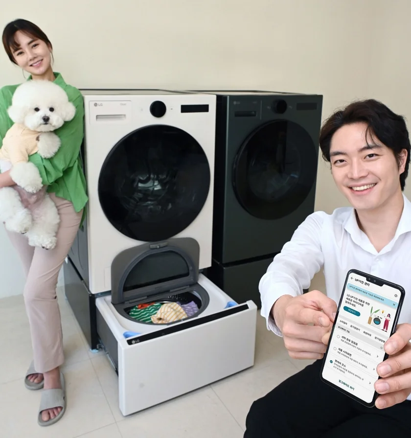 LG전자가 반려동물을 키우는 고객이 UP가전만의 차별화된 고객경험을 누릴 수 있도록 트롬 세탁기, 건조기, 미니워시, 워시타워 등 세탁건조가전에 ‘펫케어 코스’를 업그레이드한다. 모델이 LG 씽큐(LG ThinQ) 앱의 ‘UP가전 센터’를 통해 업그레이드 할 수 있는 '펫케어 코스'를 소개하고 있다.